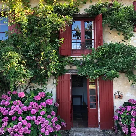 Les Volets Rouges In Queyssel Tatil Evi *